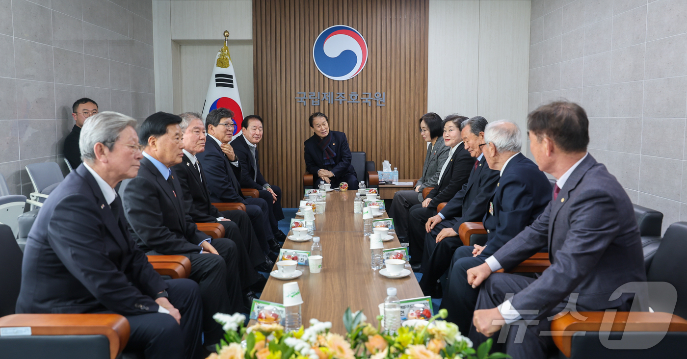 (서울=뉴스1) = 권오을 국가보훈부 장관이 12일 오후 제주지역 보훈현장 소통 행보를 위해 제주시 국립제주호국원을 방문해 제주 보훈단체장들과 차담회를 하고 있다. (국가보훈부 제 …