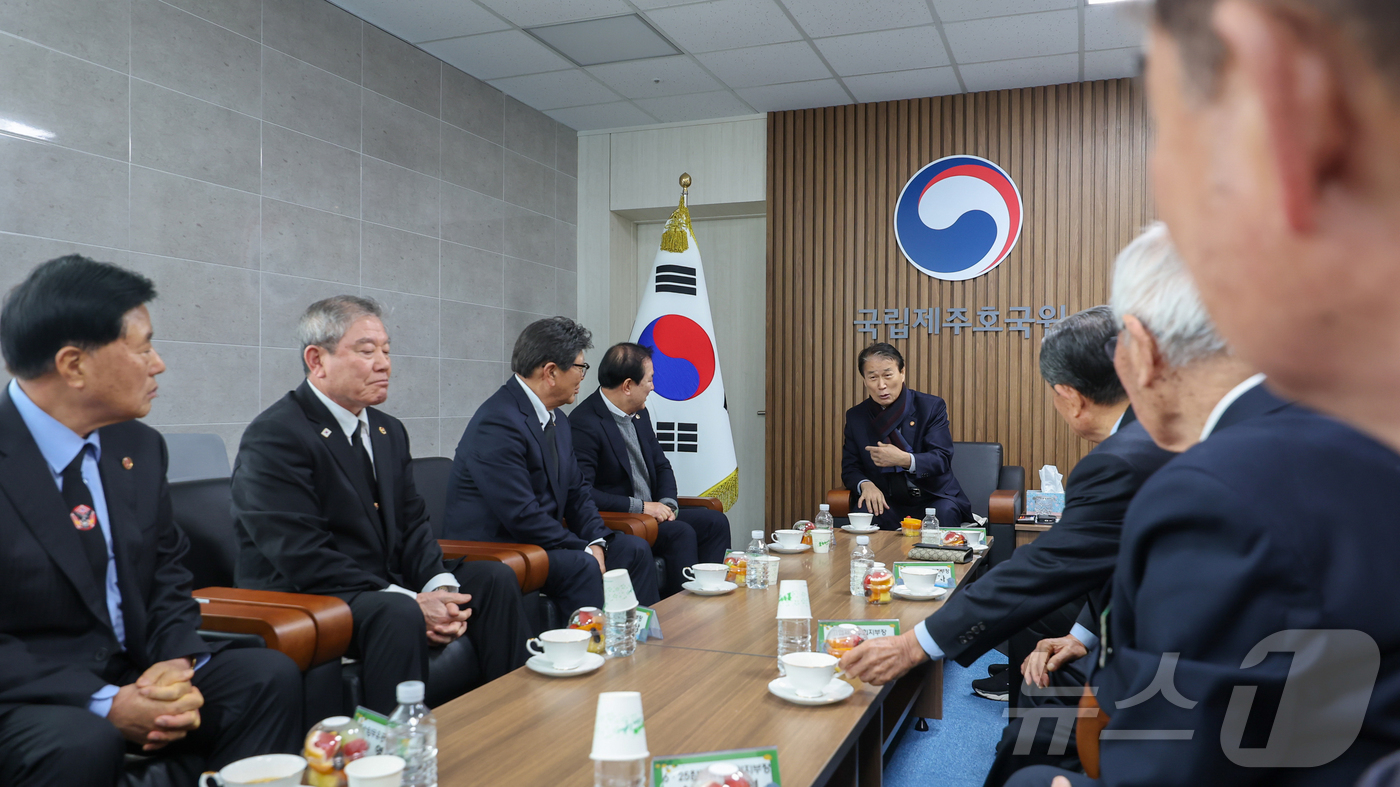 (서울=뉴스1) = 권오을 국가보훈부 장관이 12일 오후 제주지역 보훈현장 소통 행보를 위해 제주시 국립제주호국원을 방문해 제주 보훈단체장들과 차담회를 하고 있다. (국가보훈부 제 …