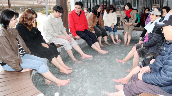 동네 주민과 족욕장에서 화기애애