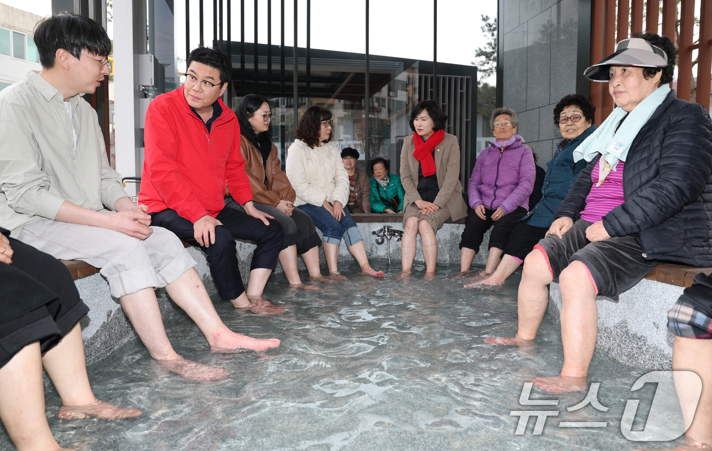 (대전=뉴스1) 김기태 기자 = 대전 동구 가양동 매봉어린이공원 내 새로 단장한 족욕장에서 정명국 대전시의원과 주민들이 함께 '족욕 체험행사’를 하고 있다. 2026.3.12/뉴스 …