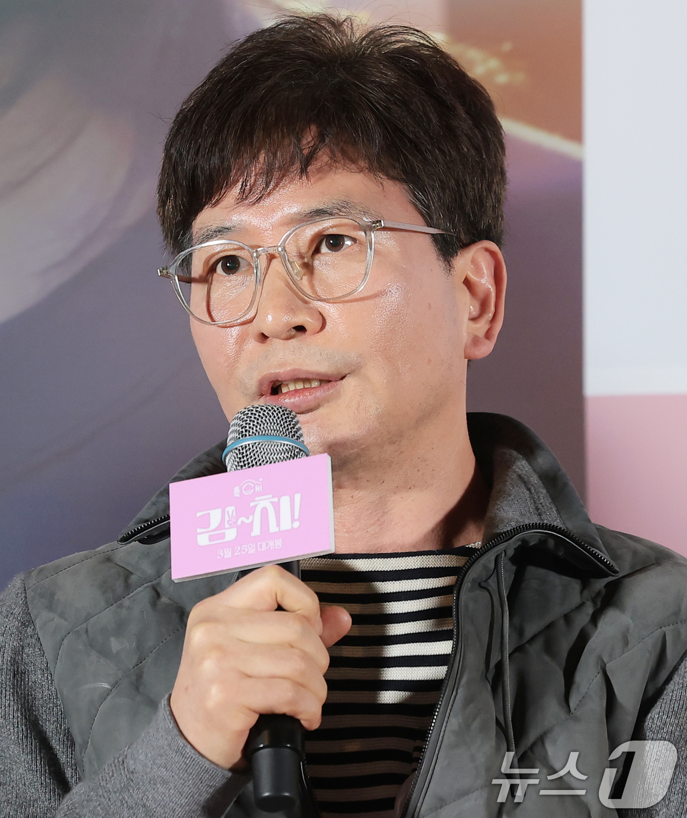 (서울=뉴스1) 권현진 기자 = 박철현 감독이 12일 오후 서울 용산구 CGV 용산아이파크몰에서 열린 영화 ‘김~치!’ 언론시사회에서 인사말을 하고 있다.‘김~치!’는 인생의 초점 …