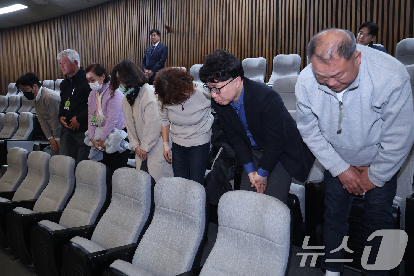 (서울=뉴스1) 신웅수 기자 = 12일 서울 여의도 국회에서 열린 제433회국회(임시회) 제1차 본회의에서 가습기살균제 피해구제를 위한 특별법 전부개정법률안(대안)이 통과되자 유가 …