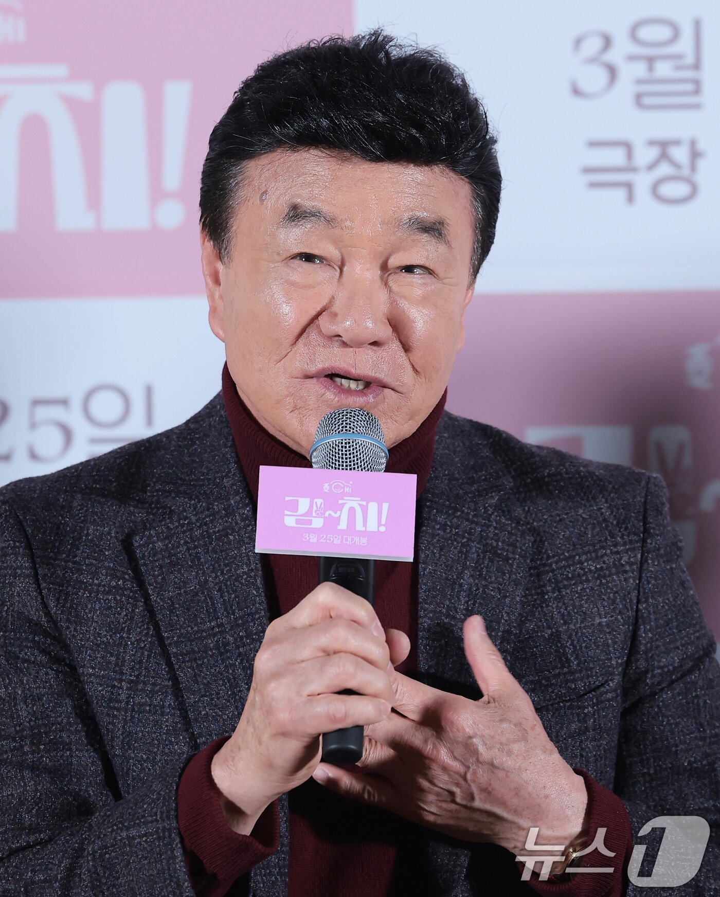 본문 이미지 - 배우 한인수가 12일 오후 서울 용산구 CGV 용산아이파크몰에서 열린 영화 ‘김~치!’ 언론시사회에서 인사말을 하고 있다. ‘김~치!’는 인생의 초점을 잃어버린 ‘민경’이 매일 아침 집앞에 앉아서 죽은 손녀를 향해 손흔드는 할아버지 ‘덕구’를 카메라에 담으며, 서로의 빈 시간을 채워가는 따뜻한 힐링 드라마다. 2026.3.12 ⓒ 뉴스1 권현진 기자