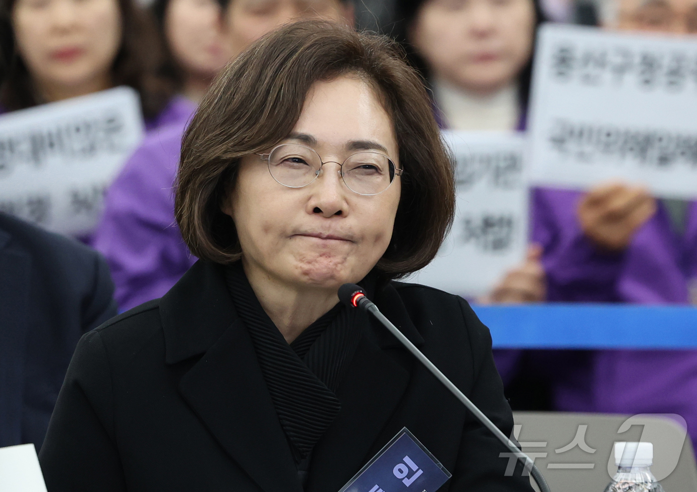 (서울=뉴스1) 최지환 기자 = 박희영 용산구청장이 12일 서울 중구 은행회관에서 열린 10·29 이태원참사 진상규명 청문회에 증인으로 출석해 질의를 듣고 있다. (공동취재) 20 …