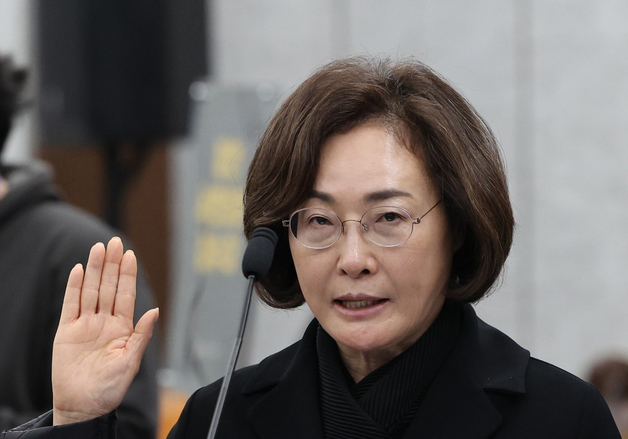 증인 선서하는 박희영 용산구청장