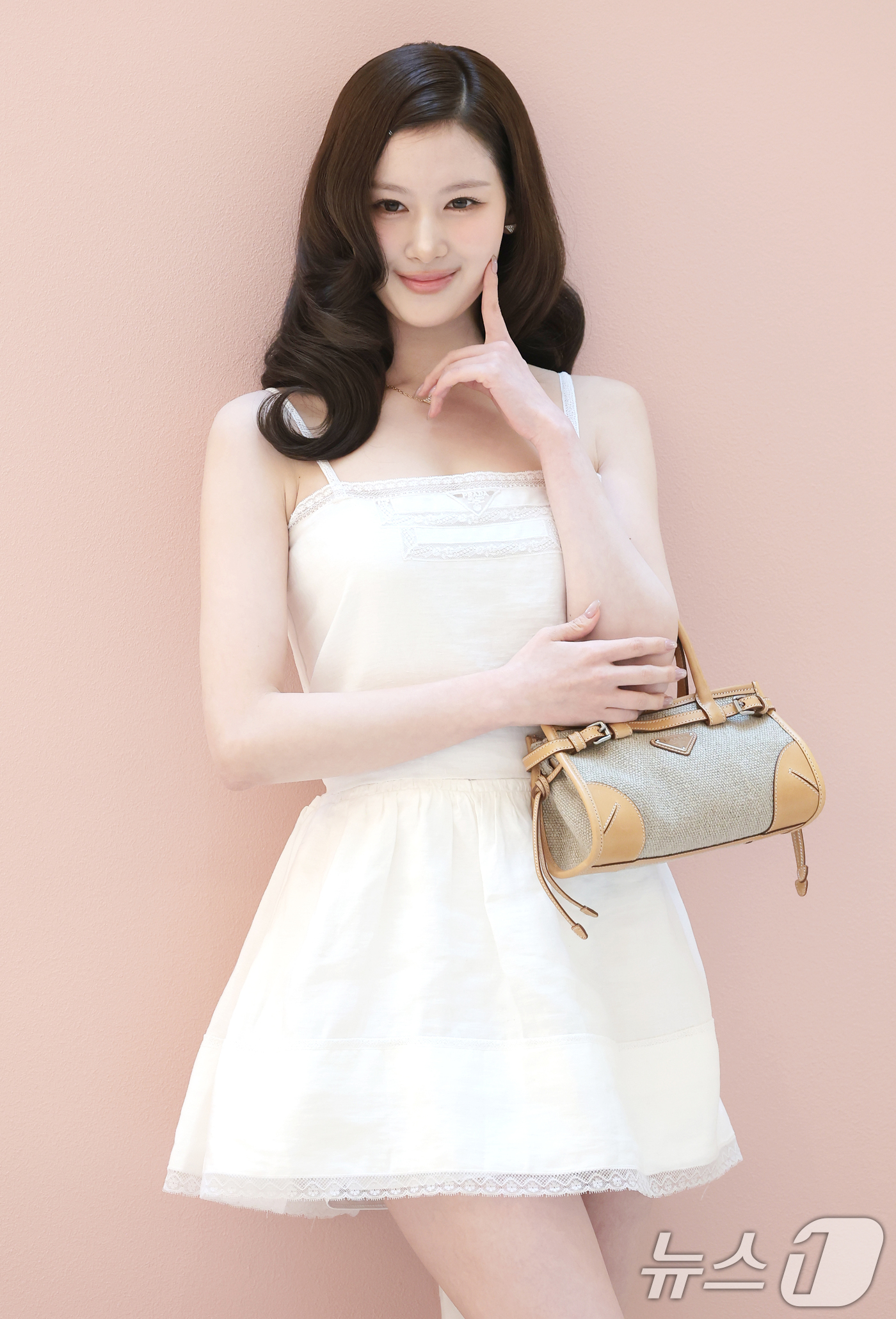 (서울=뉴스1) 권현진 기자 = 트와이스 사나가 12일 서울 송파구 롯데백화점 잠실점 에비뉴엘에서 열린 ‘프라다 화이트 썬(Prada White Sun)‘ 오픈 행사에 참석해 포즈 …