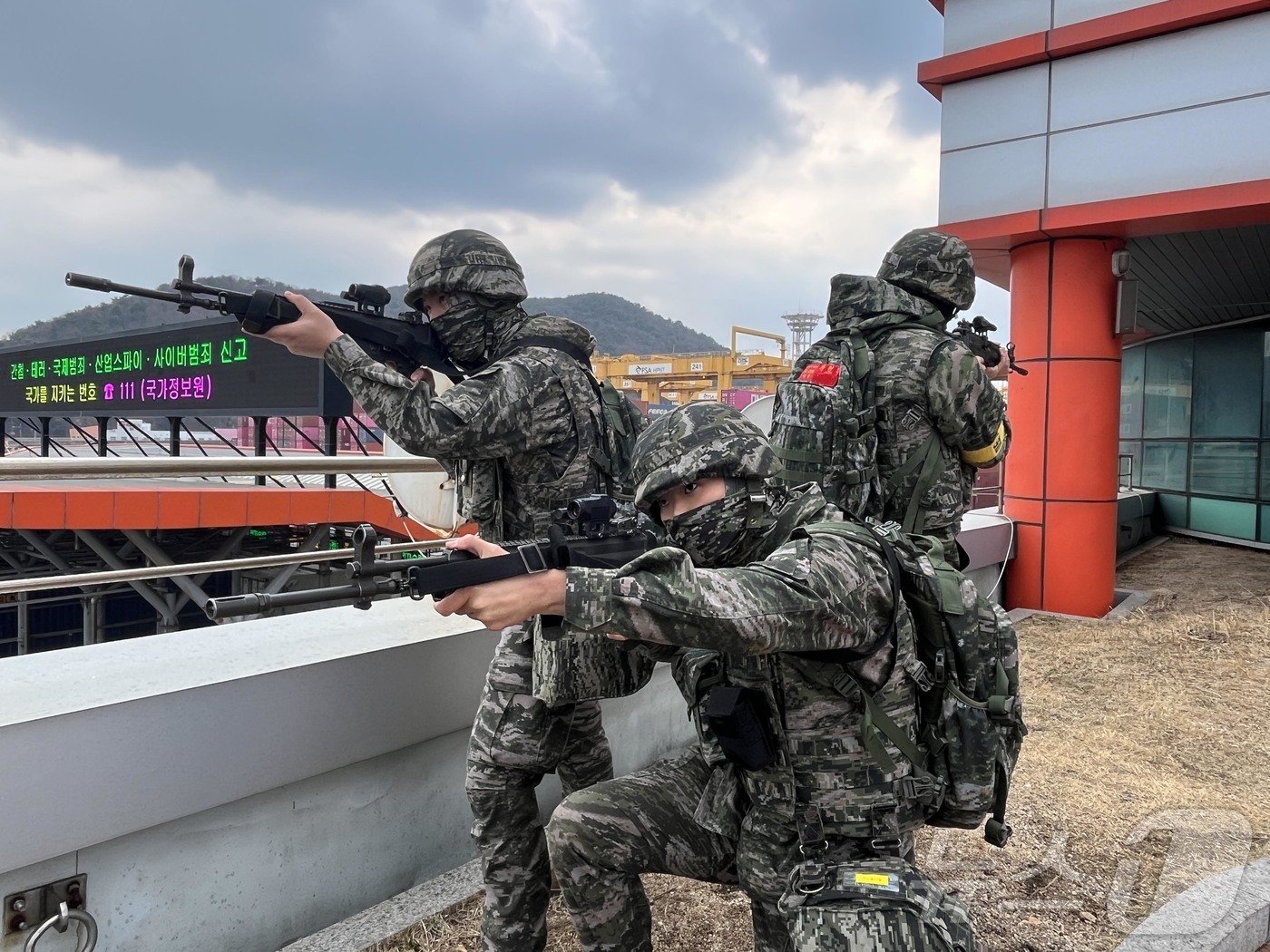 (창원=뉴스1) 윤일지 기자 = 12일 부산신항에서 해군 진해특정경비지역사령부 장병들이 국가중요시설 방호훈련을 하고 있다. (해군 제공. 재판매 및 DB 금지) 2026.3.12/ …
