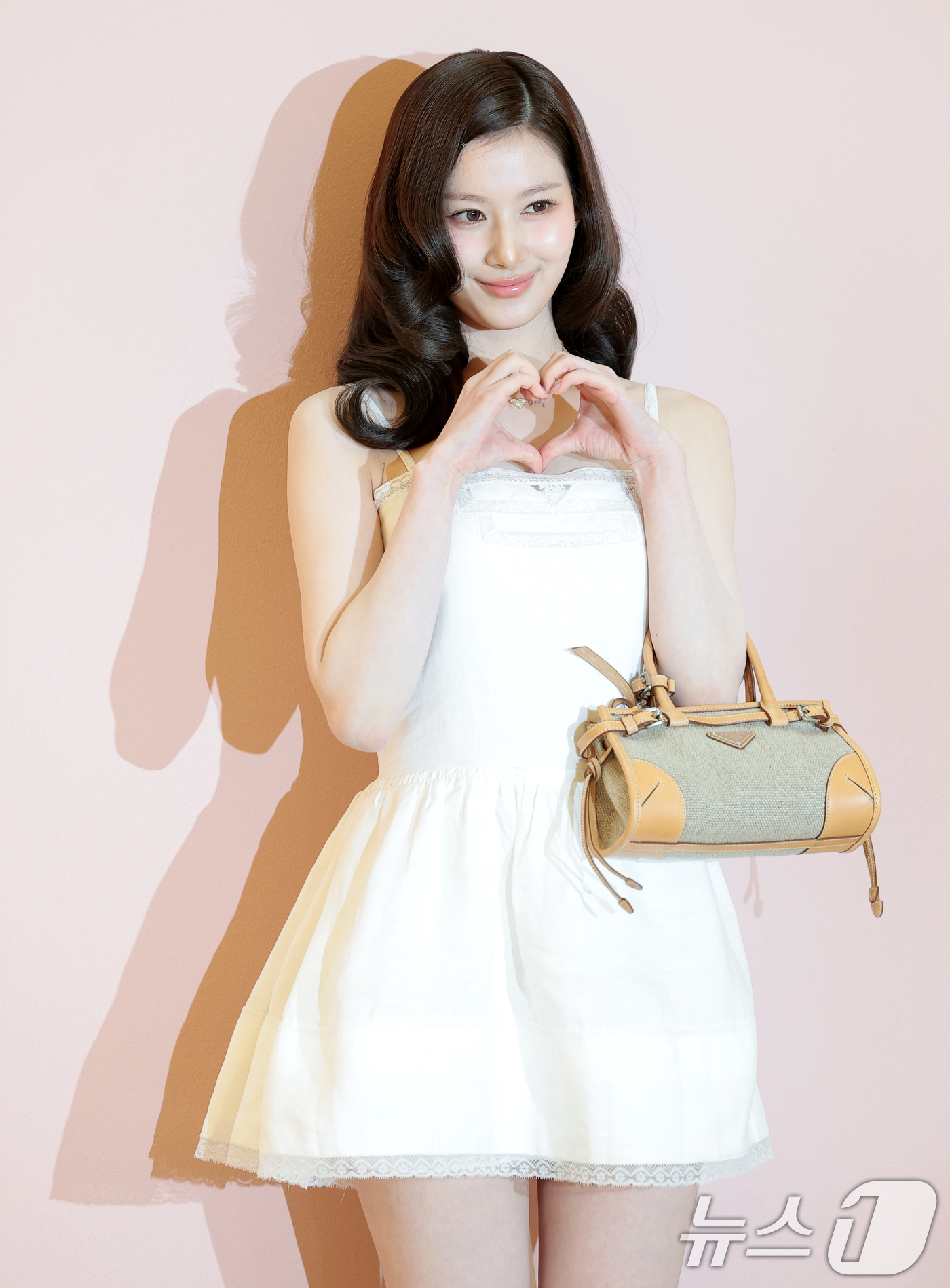 (서울=뉴스1) 권현진 기자 = 트와이스 사나가 12일 서울 송파구 롯데백화점 잠실점 에비뉴엘에서 열린 ‘프라다 화이트 썬(Prada White Sun)‘ 오픈 행사에 참석해 포즈 …