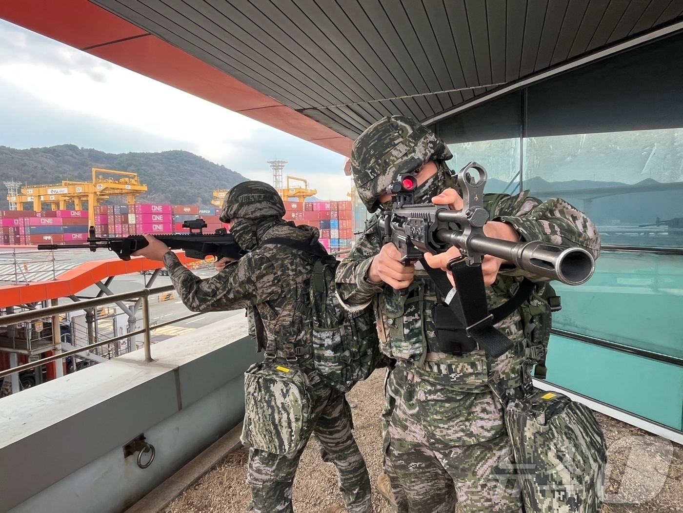 (창원=뉴스1) 윤일지 기자 = 12일 부산신항에서 해군 진해특정경비지역사령부 장병들이 국가중요시설 방호훈련을 하고 있다. (해군 제공. 재판매 및 DB 금지) 2026.3.12/ …