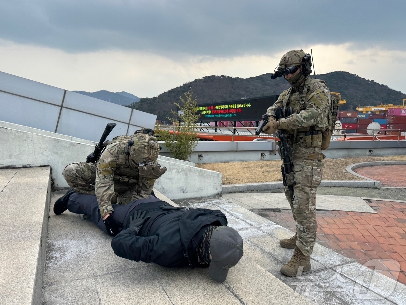 (창원=뉴스1) 윤일지 기자 = 12일 부산신항에서 해군 진해특정경비지역사령부 장병들이 국가중요시설 방호훈련을 하고 있다. (해군 제공. 재판매 및 DB 금지) 2026.3.12/ …
