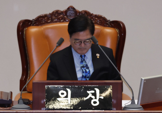 의장석 대신 발언대 선 주호영