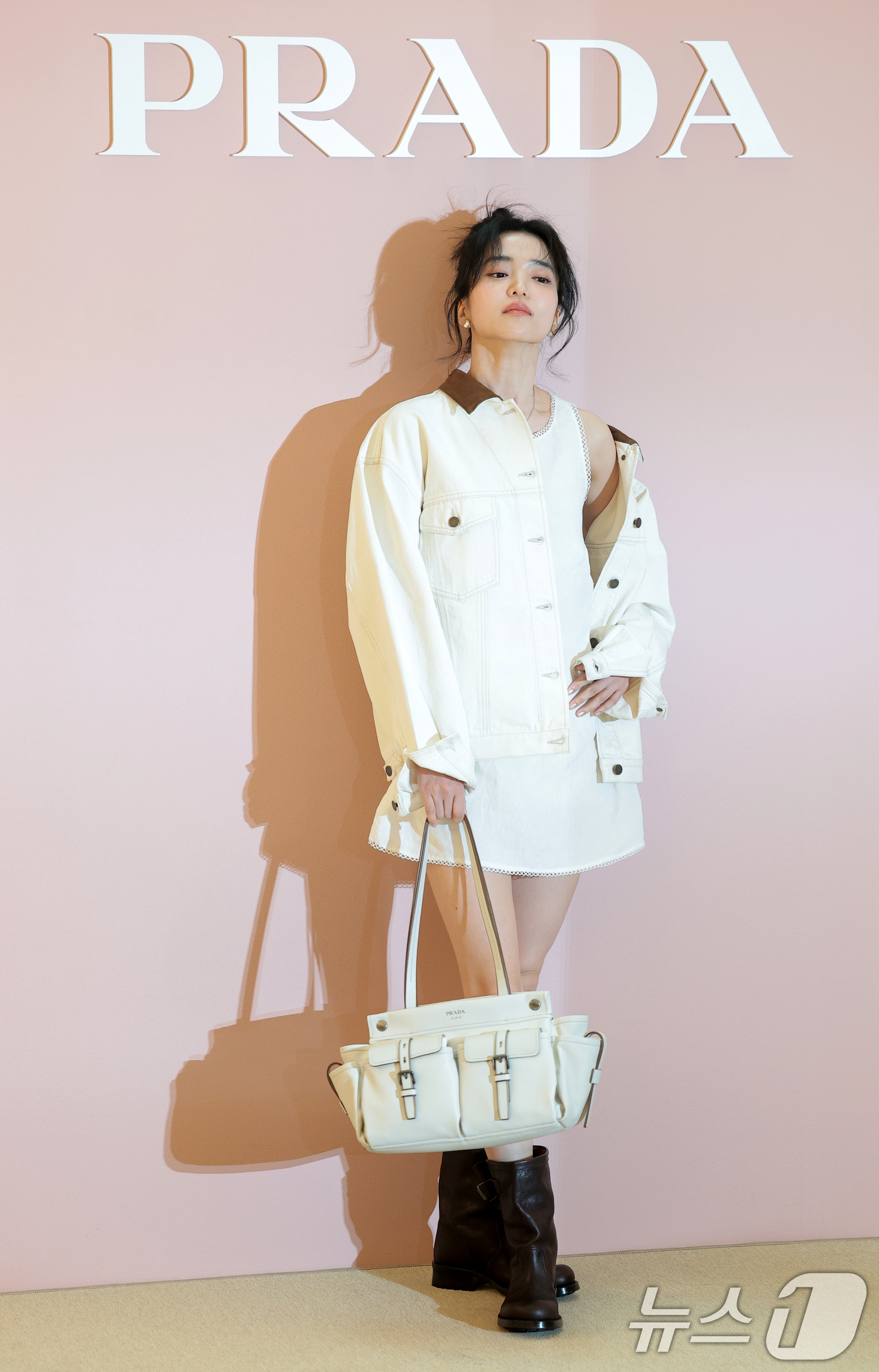 (서울=뉴스1) 권현진 기자 = 배우 김태리가 12일 서울 송파구 롯데백화점 잠실점 에비뉴엘에서 열린 ‘프라다 화이트 썬(Prada White Sun’ 오픈 행사에 참석해 포즈를 …