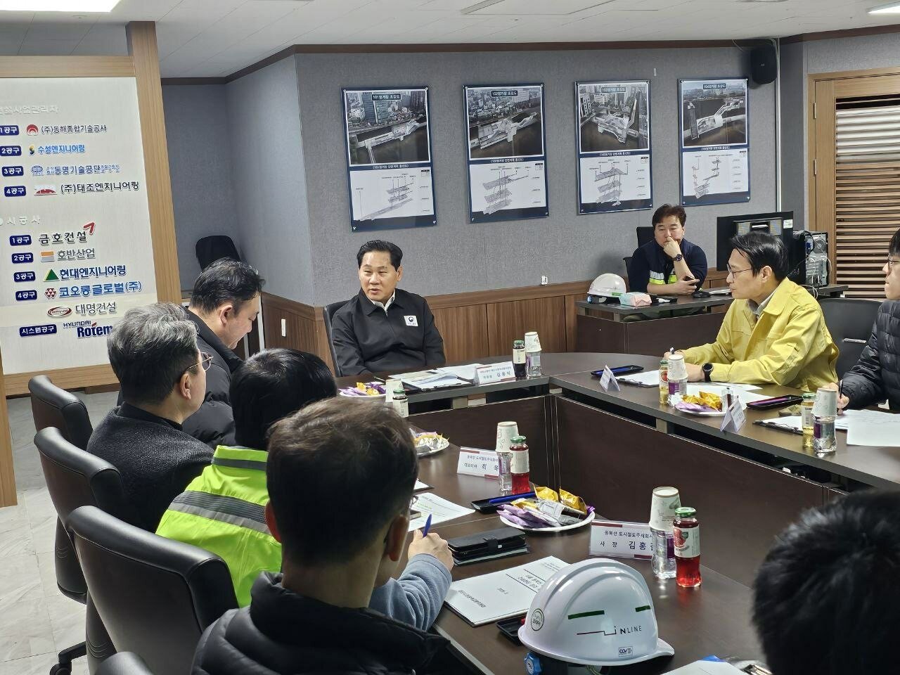 본문 이미지 - 김용석 국토교통부 대도시권광역교통위원회 위원장이 12일 오후 서울 동북선 경전철 건설현장을 찾아 공정 상황을 점검하고 있다(대도시권광역교통위원회 제공).ⓒ 뉴스1