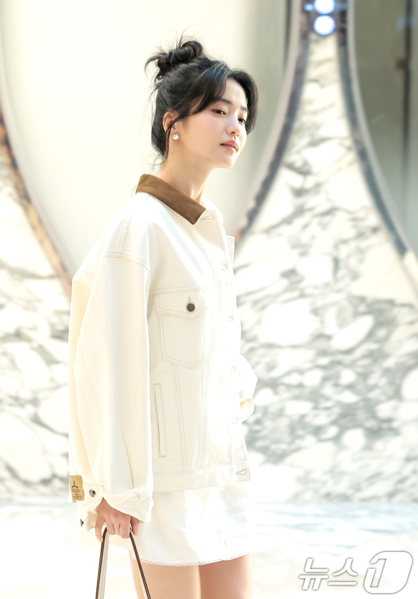 (서울=뉴스1) 권현진 기자 = 배우 김태리가 12일 서울 송파구 롯데백화점 잠실점 에비뉴엘에서 열린 ‘프라다 화이트 썬(Prada White Sun’ 오픈 행사에 참석하고 있다. …