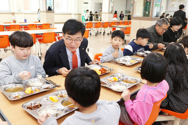 '급식 소통' 나선 윤건영 충북교육감…새터초 찾아 격려·응원