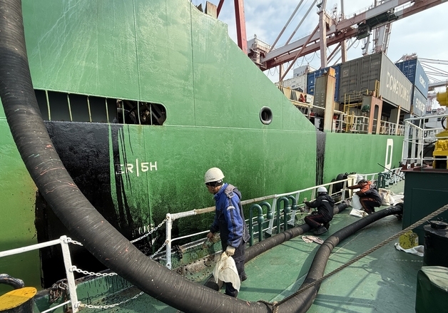 신선대부두 접안 컨테이너선서 기름유출…해경, 긴급방제 조치