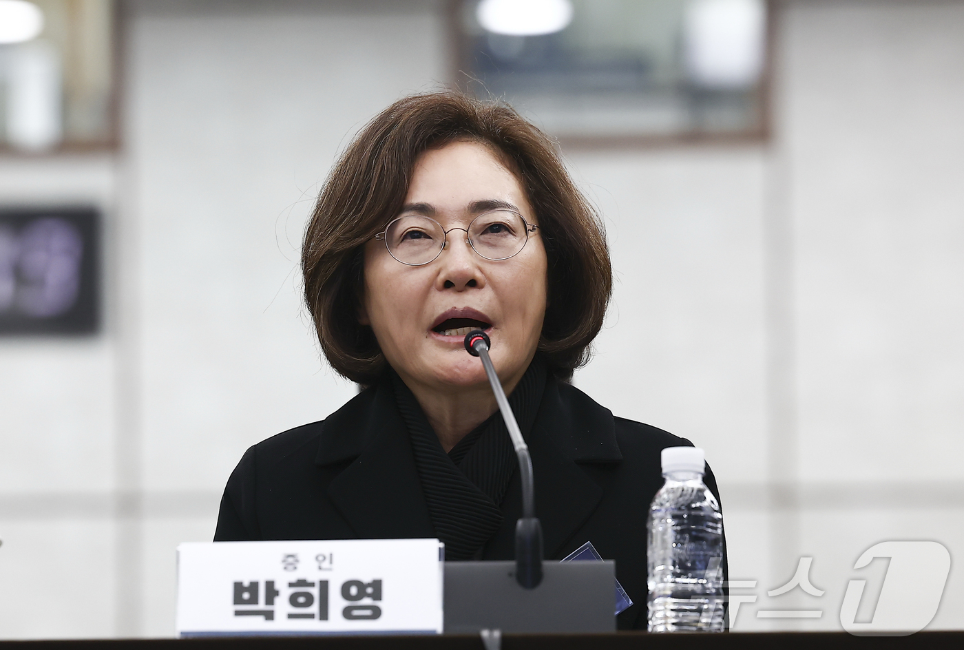 (서울=뉴스1) 최지환 기자 = 박희영 용산구청장이 12일 오후 서울 중구 은행회관 국제회의실에서 열린 10.29 이태원참사 진상규명 청문회에서 청문위원 질문에 답변하고 있다. ( …