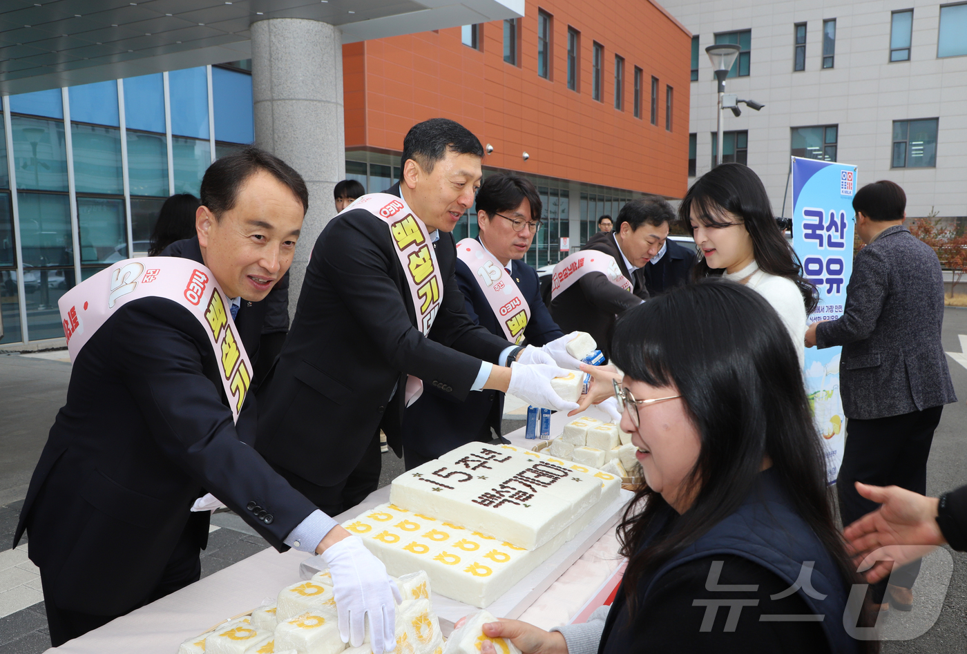 (홍설=뉴스1) 이동원 기자 = 농협충남세종본부(본부장 정해웅)은 12일 한국농어촌공사 충남지역본부(본부장 박재근) 직원 대상으로‘2026 사랑을 전하는 해피백설기데이’행사를 실시 …