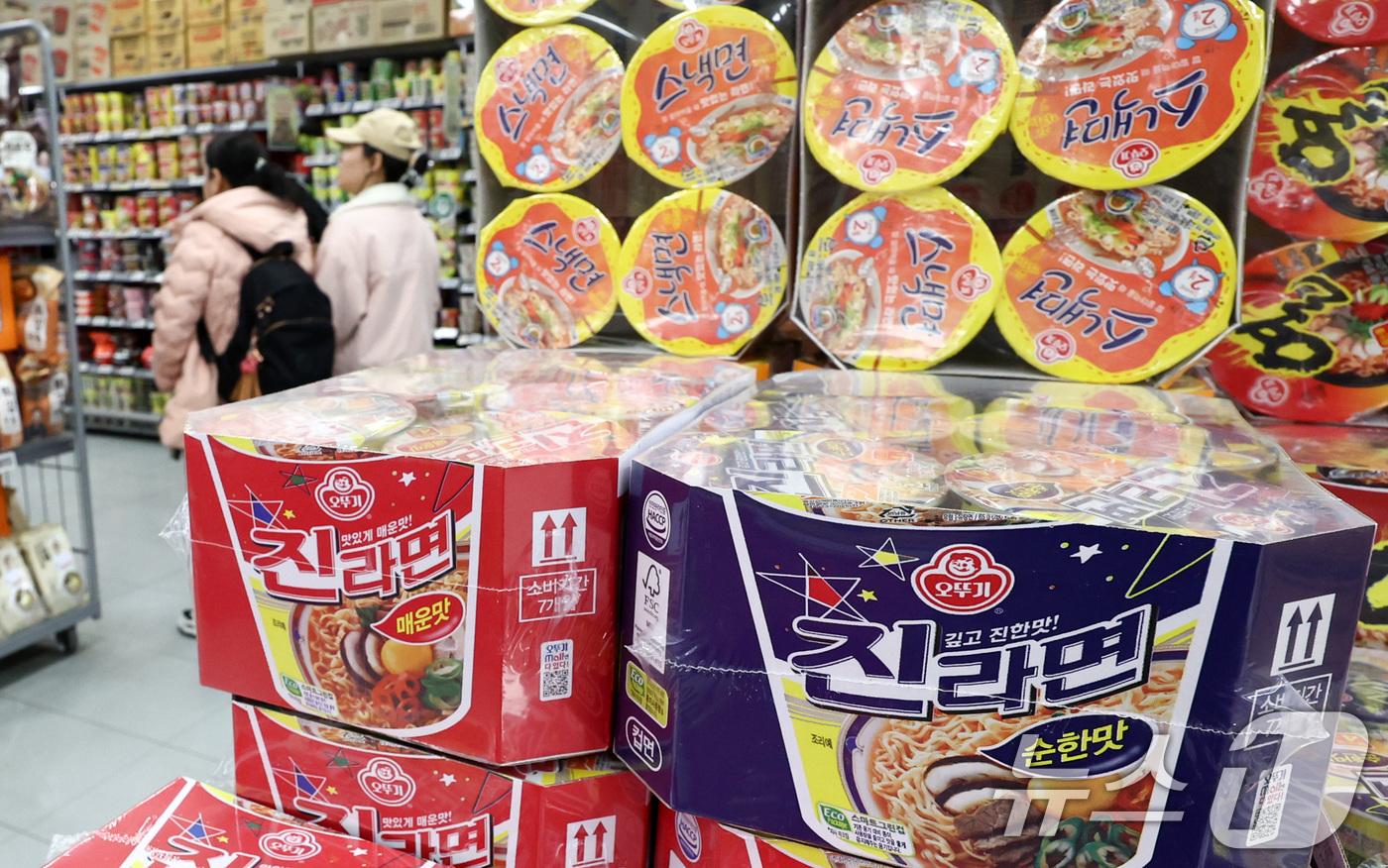 (서울=뉴스1) 최지환 기자 = 12일 식품업계에 따르면 농심·오뚜기·삼양식품 등 라면 업계가 제품 가격 인하를 결정했다. 오뚜기는 라면 8종의 출고가를 평균 6.3%, 삼양식품은 …