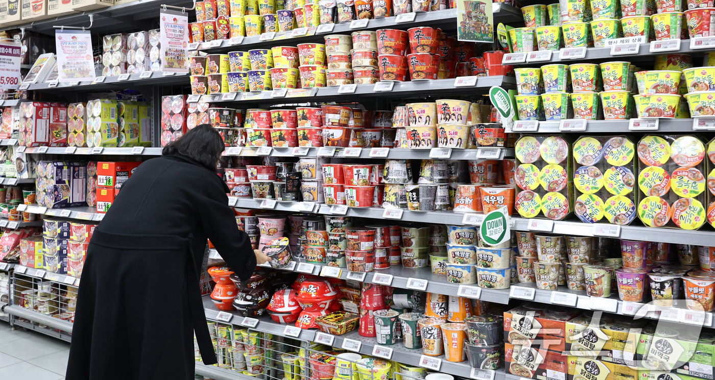 (서울=뉴스1) 최지환 기자 = 12일 식품업계에 따르면 농심·오뚜기·삼양식품 등 라면 업계가 제품 가격 인하를 결정했다. 오뚜기는 라면 8종의 출고가를 평균 6.3%, 삼양식품은 …