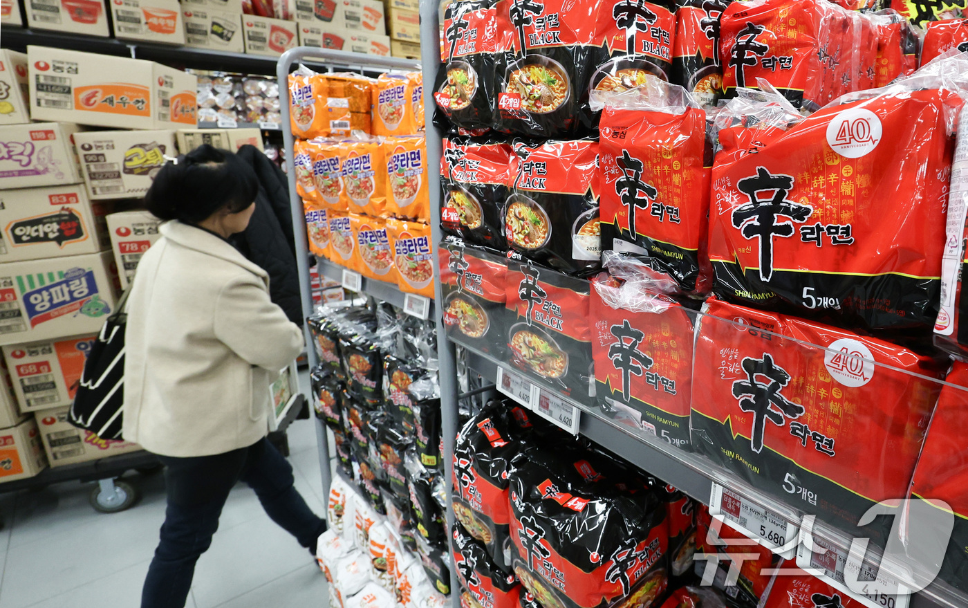 (서울=뉴스1) 최지환 기자 = 12일 식품업계에 따르면 농심·오뚜기·삼양식품 등 라면 업계가 제품 가격 인하를 결정했다. 오뚜기는 라면 8종의 출고가를 평균 6.3%, 삼양식품은 …