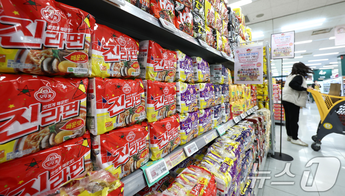 (서울=뉴스1) 최지환 기자 = 12일 식품업계에 따르면 농심·오뚜기·삼양식품 등 라면 업계가 제품 가격 인하를 결정했다. 오뚜기는 라면 8종의 출고가를 평균 6.3%, 삼양식품은 …