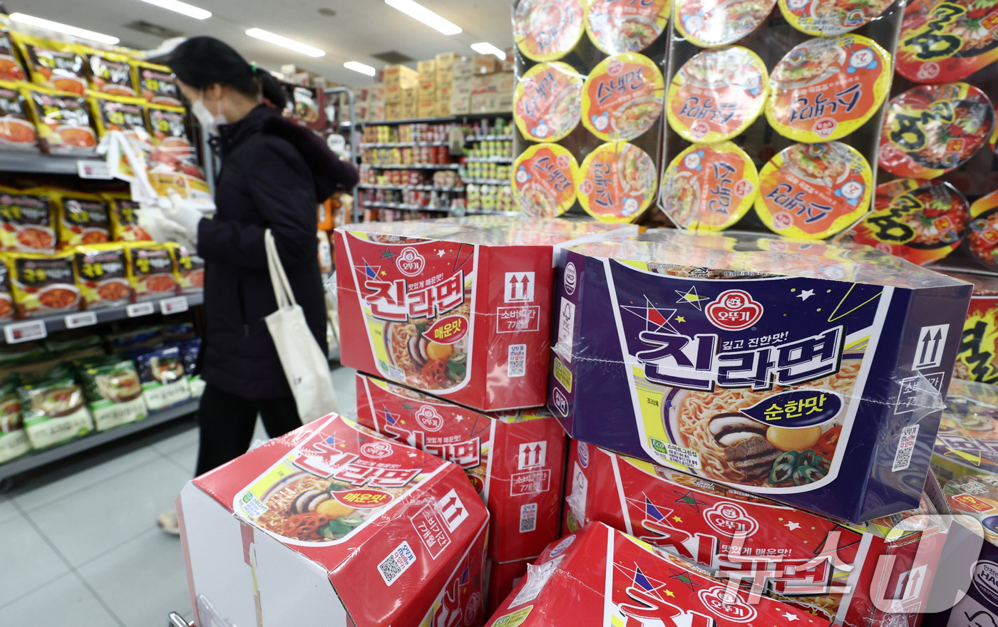 (서울=뉴스1) 최지환 기자 = 12일 식품업계에 따르면 농심·오뚜기·삼양식품 등 라면 업계가 제품 가격 인하를 결정했다. 오뚜기는 라면 8종의 출고가를 평균 6.3%, 삼양식품은 …