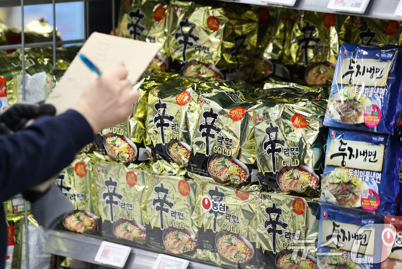 (서울=뉴스1) 최지환 기자 = 12일 식품업계에 따르면 농심·오뚜기·삼양식품 등 라면 업계가 제품 가격 인하를 결정했다. 오뚜기는 라면 8종의 출고가를 평균 6.3%, 삼양식품은 …