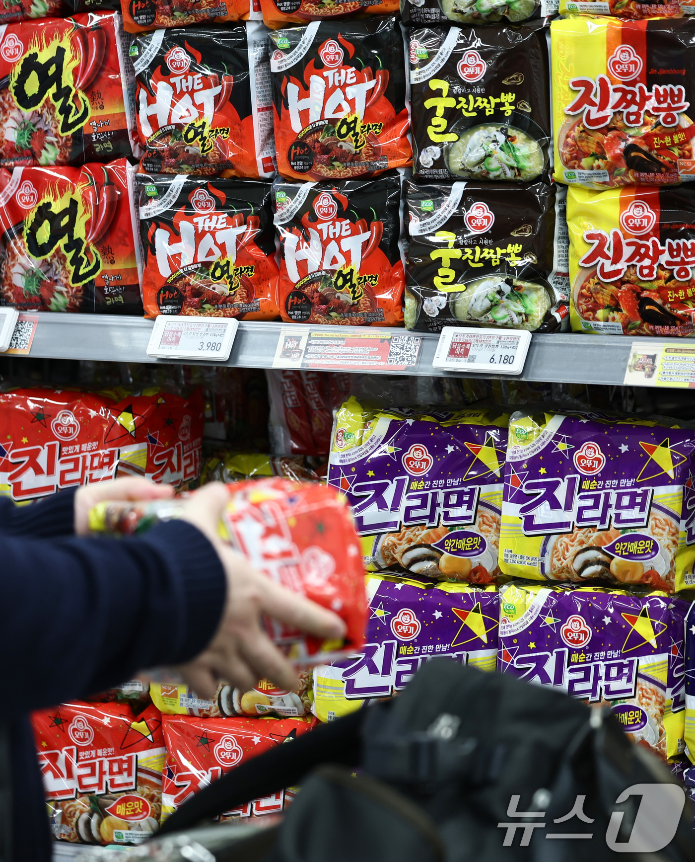 (서울=뉴스1) 최지환 기자 = 12일 식품업계에 따르면 농심·오뚜기·삼양식품 등 라면 업계가 제품 가격 인하를 결정했다. 오뚜기는 라면 8종의 출고가를 평균 6.3%, 삼양식품은 …