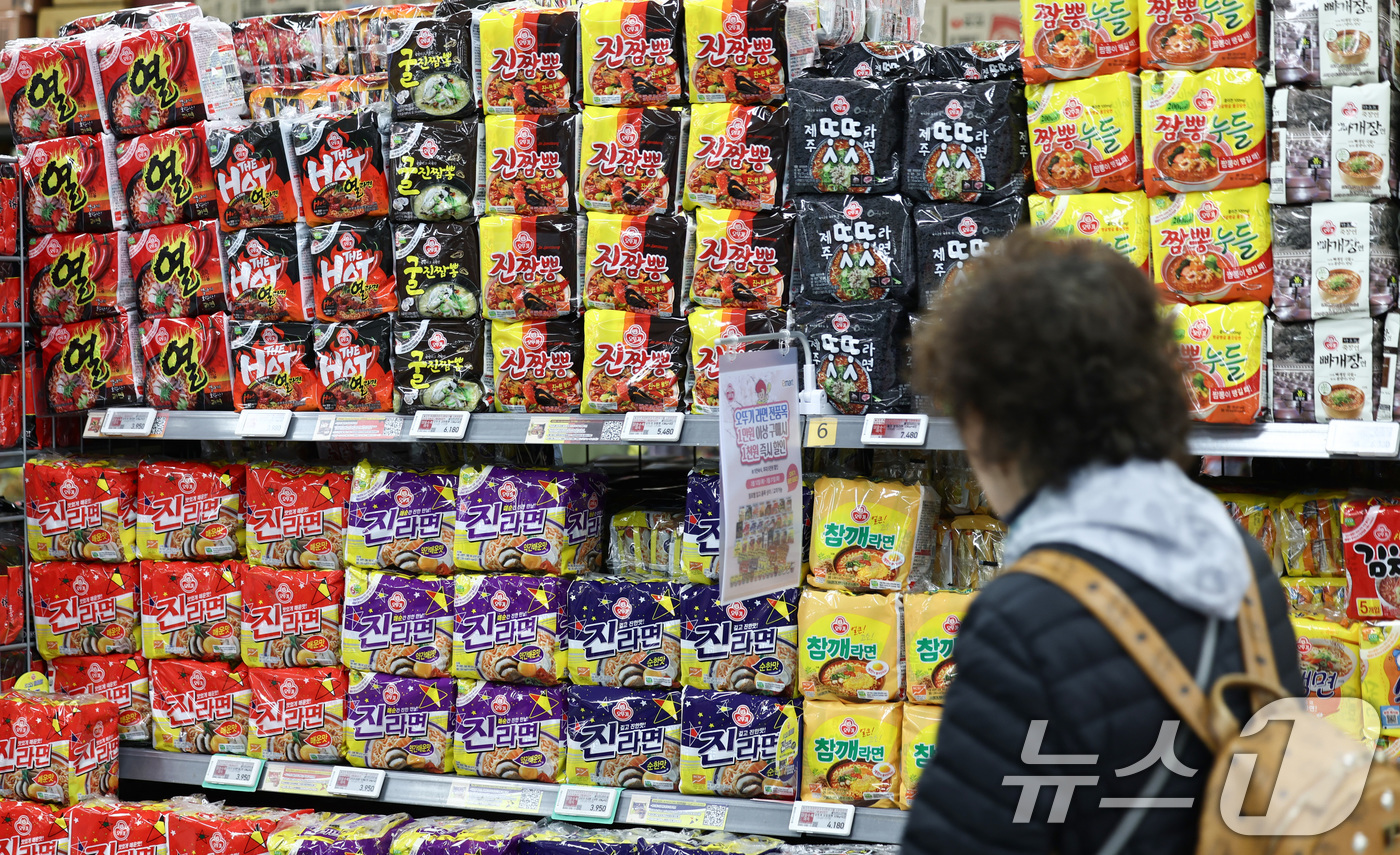 (서울=뉴스1) 최지환 기자 = 12일 식품업계에 따르면 농심·오뚜기·삼양식품 등 라면 업계가 제품 가격 인하를 결정했다. 오뚜기는 라면 8종의 출고가를 평균 6.3%, 삼양식품은 …