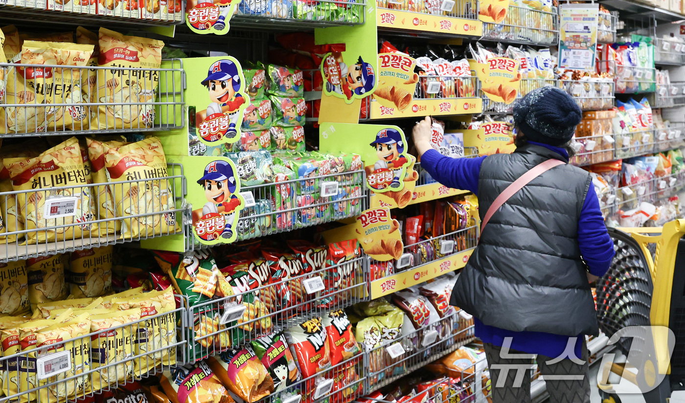 (서울=뉴스1) 최지환 기자 = 해태제과가 밀가루, 설탕 등 원재료 가격 인하에 맞춰 비스킷 제품 2종의 가격 인하를 결정했다. 사진은 12일 서울의 한 대형마트에 진열된 과자 제 …