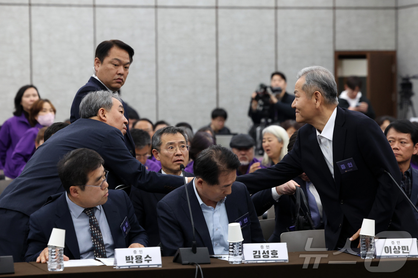 (서울=뉴스1) 최지환 기자 = 이상민 전 행정안전부 장관이 한오섭 전 대통령실 국정상황실장과 12일 오후 서울 중구 은행회관에서 열린 10·29이태원참사 진상규명 청문회에서 악수 …