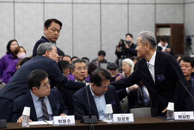 한오섭 전 국정상황실장과 악수하는 이상민 전 행안부 장관