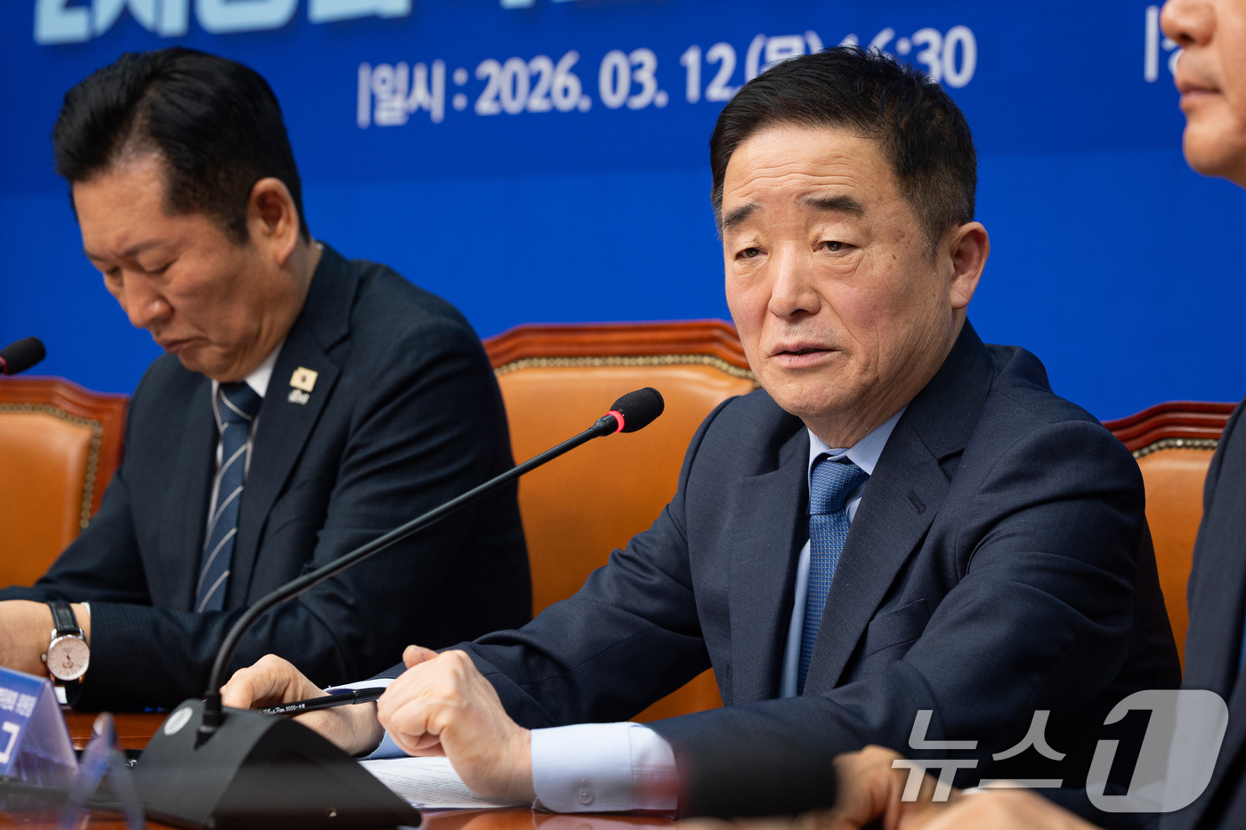 (서울=뉴스1) 유승관 기자 = 강득구 더불어민주당 2차종합특검대응특별위원장이 12일 서울 여의도 국회에서 열린 2차종합특검대응특별위원회 출범식 및 1차 회의에서 모두 발언을 하고 …