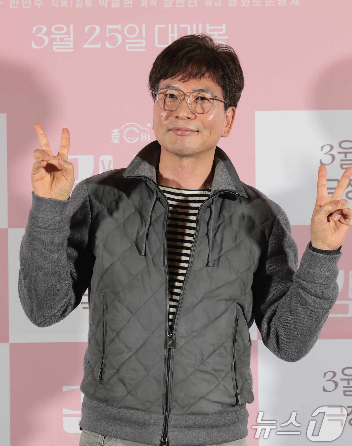 (서울=뉴스1) 권현진 기자 = 박철현 감독이 12일 오후 서울 용산구 CGV 용산아이파크몰에서 열린 영화 ‘김~치!’ 언론시사회에서 은은한 미소를 짓고 있다. ‘김~치!’는 인생 …