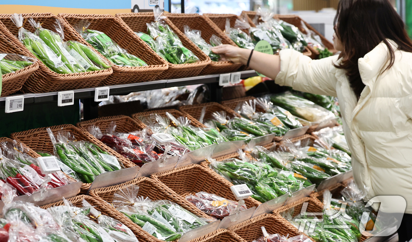 (서울=뉴스1) 최지환 기자 = 이재명 대통령이 수석보좌관회의에서 농축수산물 할인 지원 확대를 언급한 12일 서울의 한 대형마트에 농산물이 진열되어 있다. 2026.3.12/뉴스1 …