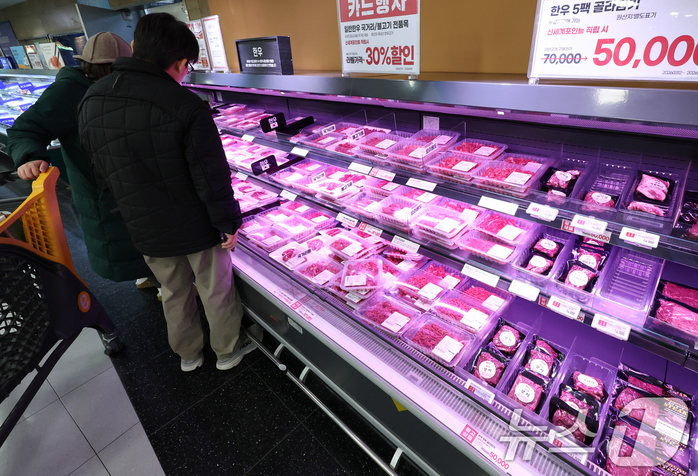 (서울=뉴스1) 최지환 기자 = 이재명 대통령이 수석보좌관회의에서 농축수산물 할인 지원 확대를 언급한 12일 서울의 한 대형마트에 소고기가 진열되어 있다. 2026.3.12/뉴스1 …