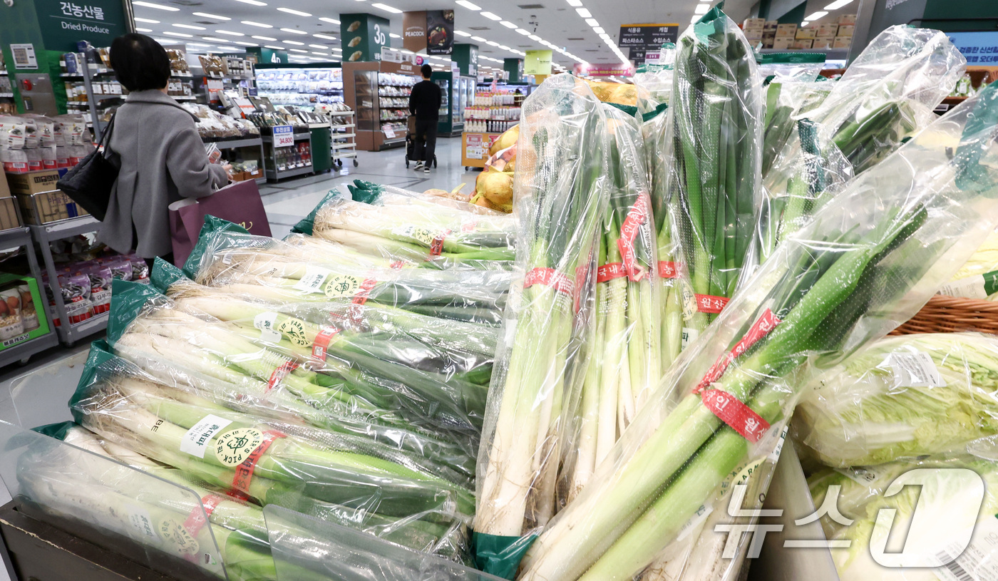 (서울=뉴스1) 최지환 기자 = 이재명 대통령이 수석보좌관회의에서 농축수산물 할인 지원 확대를 언급한 12일 서울의 한 대형마트에 농산물이 진열되어 있다. 2026.3.12/뉴스1 …