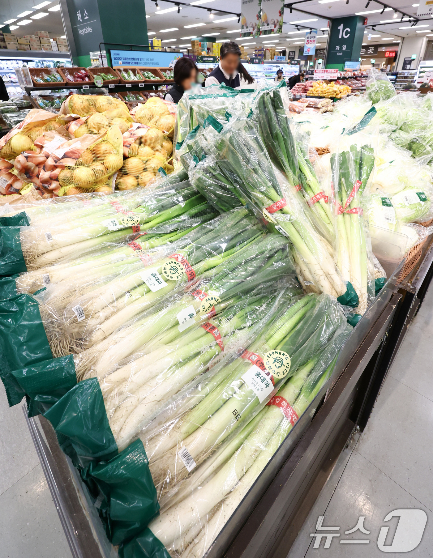 (서울=뉴스1) 최지환 기자 = 이재명 대통령이 수석보좌관회의에서 농축수산물 할인 지원 확대를 언급한 12일 서울의 한 대형마트에 농산물이 진열되어 있다. 2026.3.12/뉴스1 …