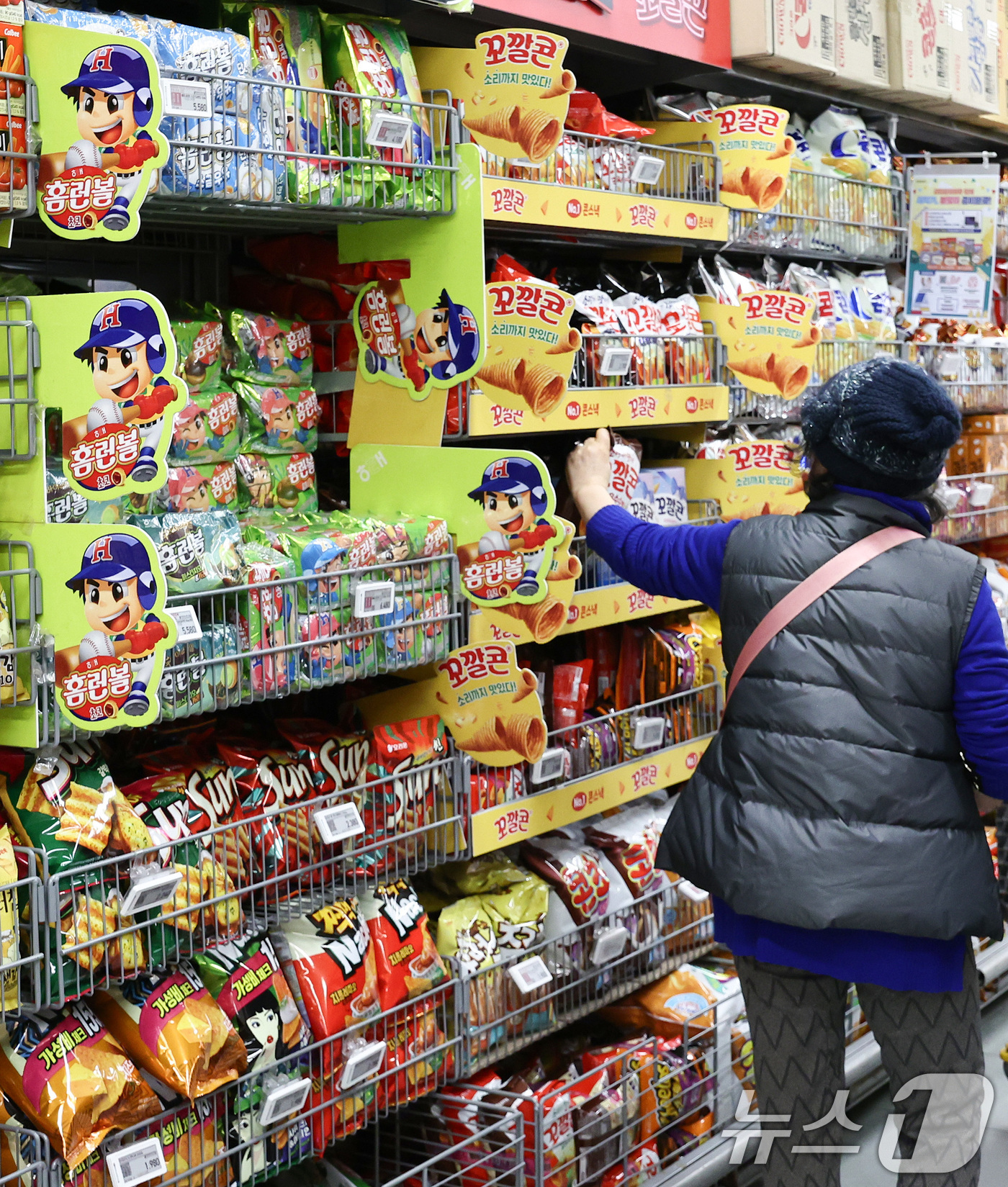 (서울=뉴스1) 최지환 기자 = 해태제과가 밀가루, 설탕 등 원재료 가격 인하에 맞춰 비스킷 제품 2종의 가격 인하를 결정했다. 사진은 12일 서울의 한 대형마트에 진열된 과자 제 …