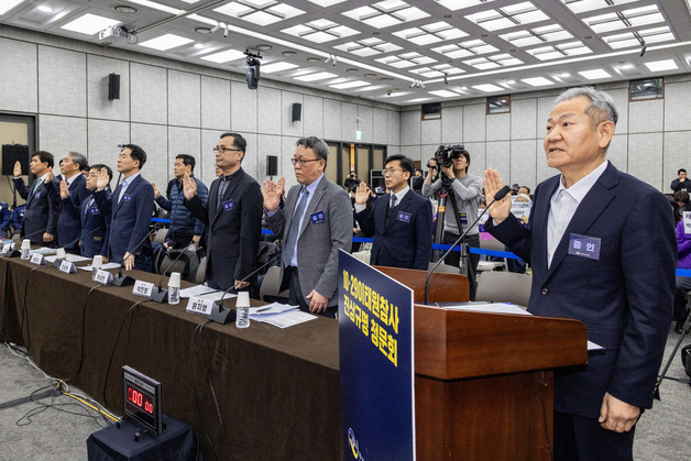 증인 선서하는 이상민 전 장관