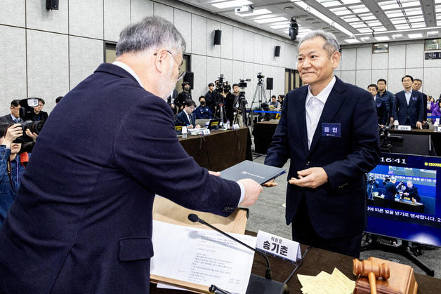 송기춘 특조위원장에게 선서문 전달하는 이상민 전 장관
