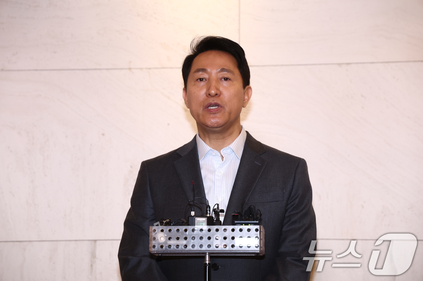 (서울=뉴스1) 김민지 기자 = 오세훈 서울시장이 12일 오후 서울 중구 더 플라자 호텔에서 열린 2026 하이서울기업지원 사업 관련 특별강의를 마친 뒤 가진 백브리핑에서 국민의힘 …