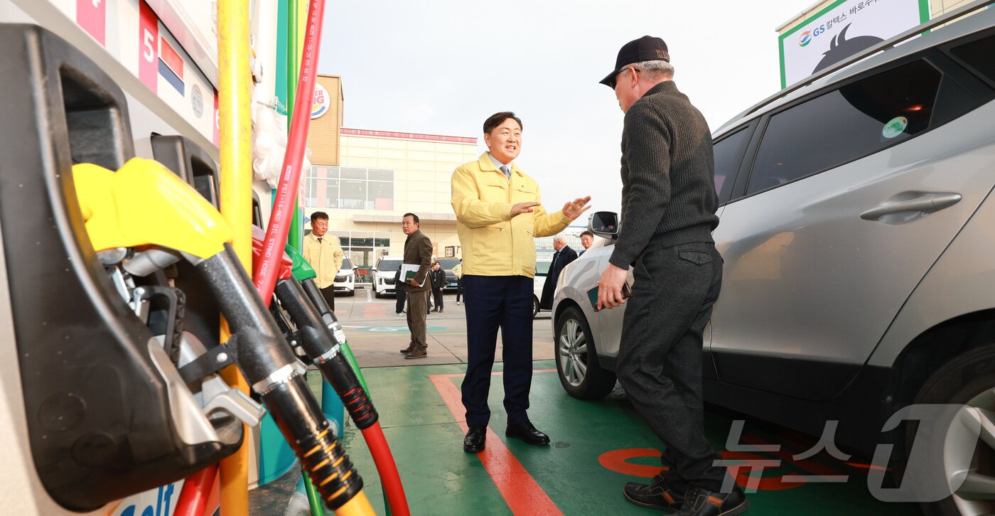 본문 이미지 - 김관영 전북특별자치도지사가 12일 전북 전주시 만성동 한 주유소를 찾아 주유를 하는 도민들과 이야기 나누고 있다. (전북특별자치도 제공. 재판매 및 DB 금지) 2026.3.12 ⓒ 뉴스1 유경석 기자