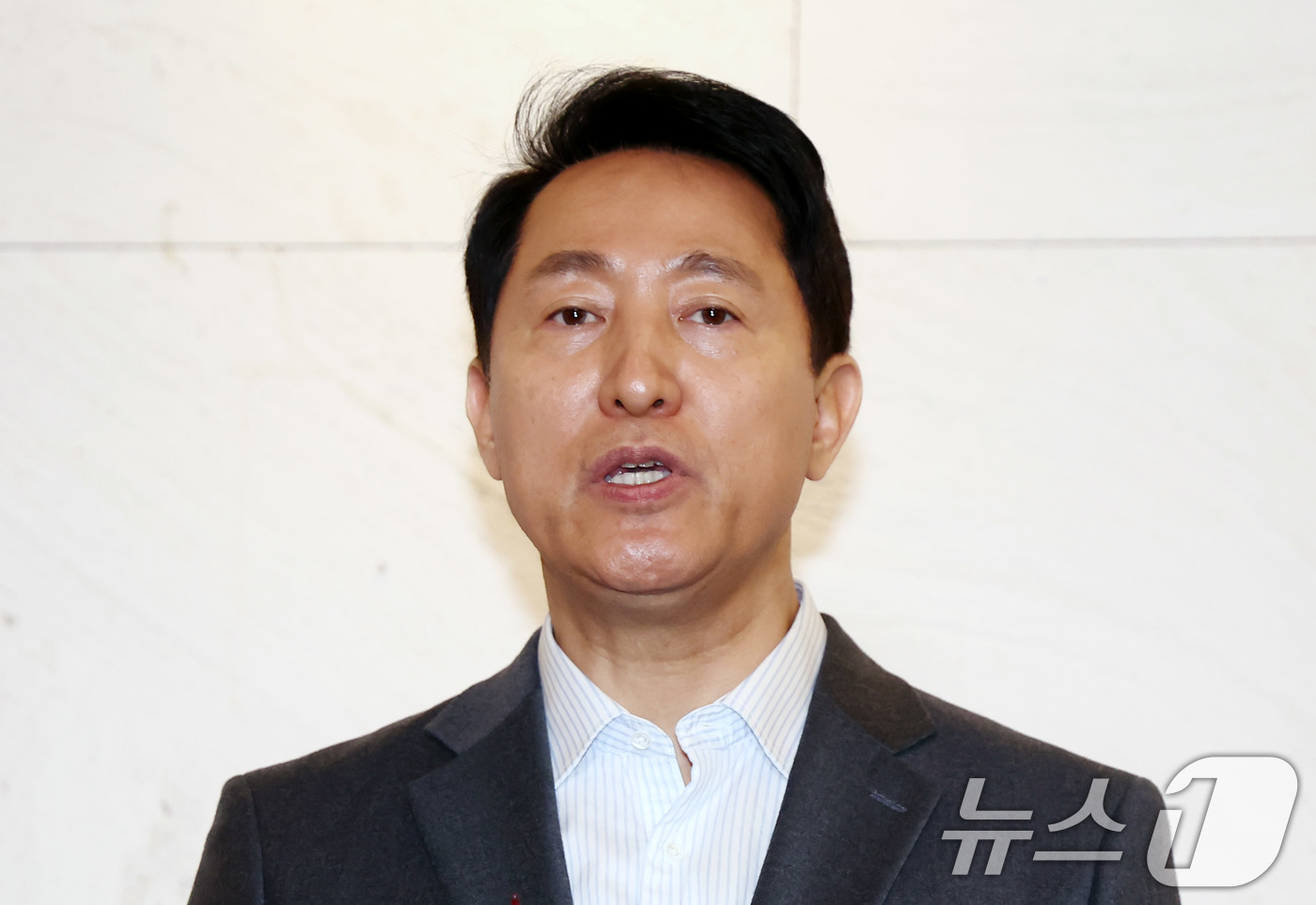 (서울=뉴스1) 김민지 기자 = 오세훈 서울시장이 12일 오후 서울 중구 더 플라자 호텔에서 열린 2026 하이서울기업지원 사업 관련 특별강의를 마친 뒤 가진 백브리핑에서 국민의힘 …