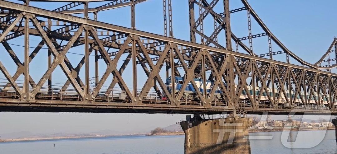 (단둥=뉴스1) 정은지 특파원 = 12일 오전 북한 평양을 출발한 북중 여객열차가 이날 오후 4시 23분께 단둥 압록강철교를 지나고 있다.