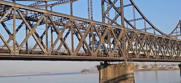 [포토] 6년만에 압록강철교 넘어 중국 진입하는 평양발 여객열차