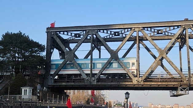 '북중 여객열차' 6년만 재개…왕야쥔 中대사 평양서 탑승객 맞아(종합2보)