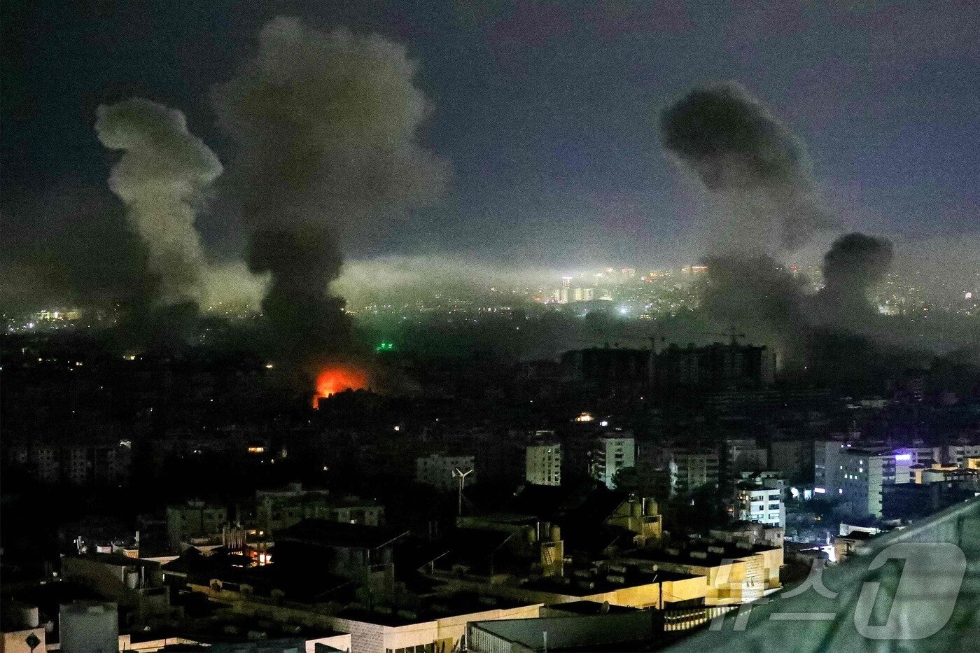 본문 이미지 - 이스라엘 공습으로 연기가 치솟는 레바논 베이루트. 2026.03.11 ⓒ AFP=뉴스1