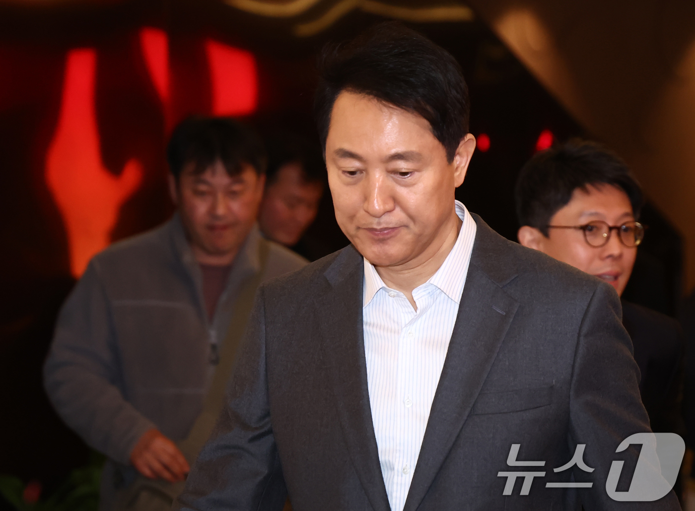 (서울=뉴스1) 김민지 기자 = 오세훈 서울시장이 12일 오후 서울 중구 더 플라자 호텔에서 열린 2026 하이서울기업지원 사업 관련 특별강의를 마치고 국민의힘 6·3 지방선거 서 …